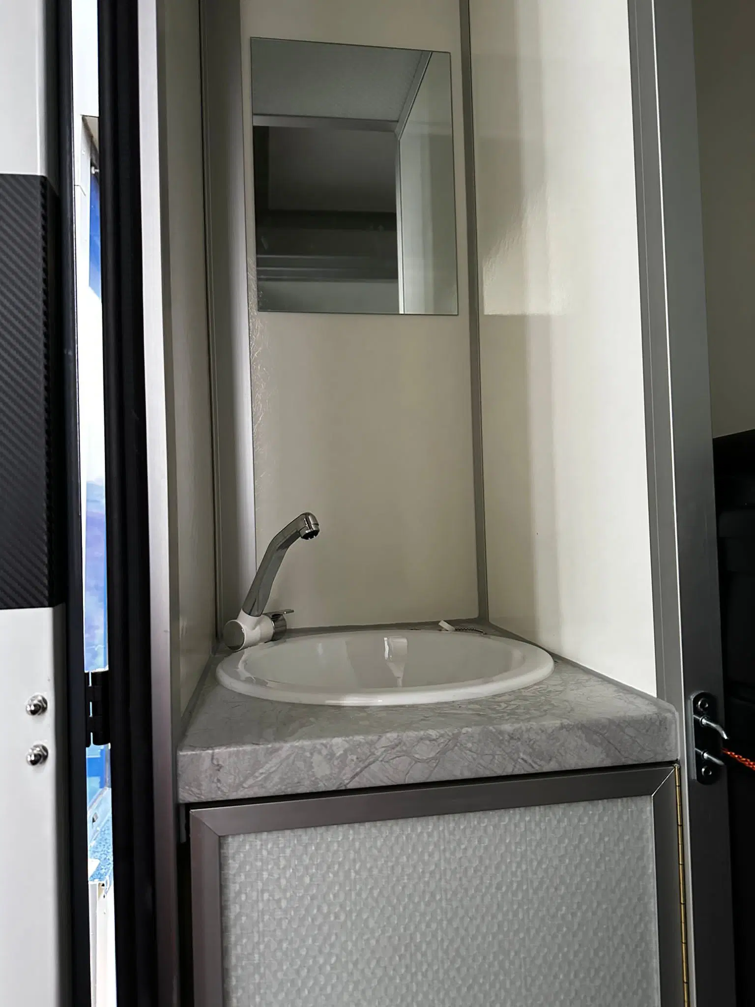 
								Hagstedt Stablehopper XXL mit Airbag im Pferdeabteil full									