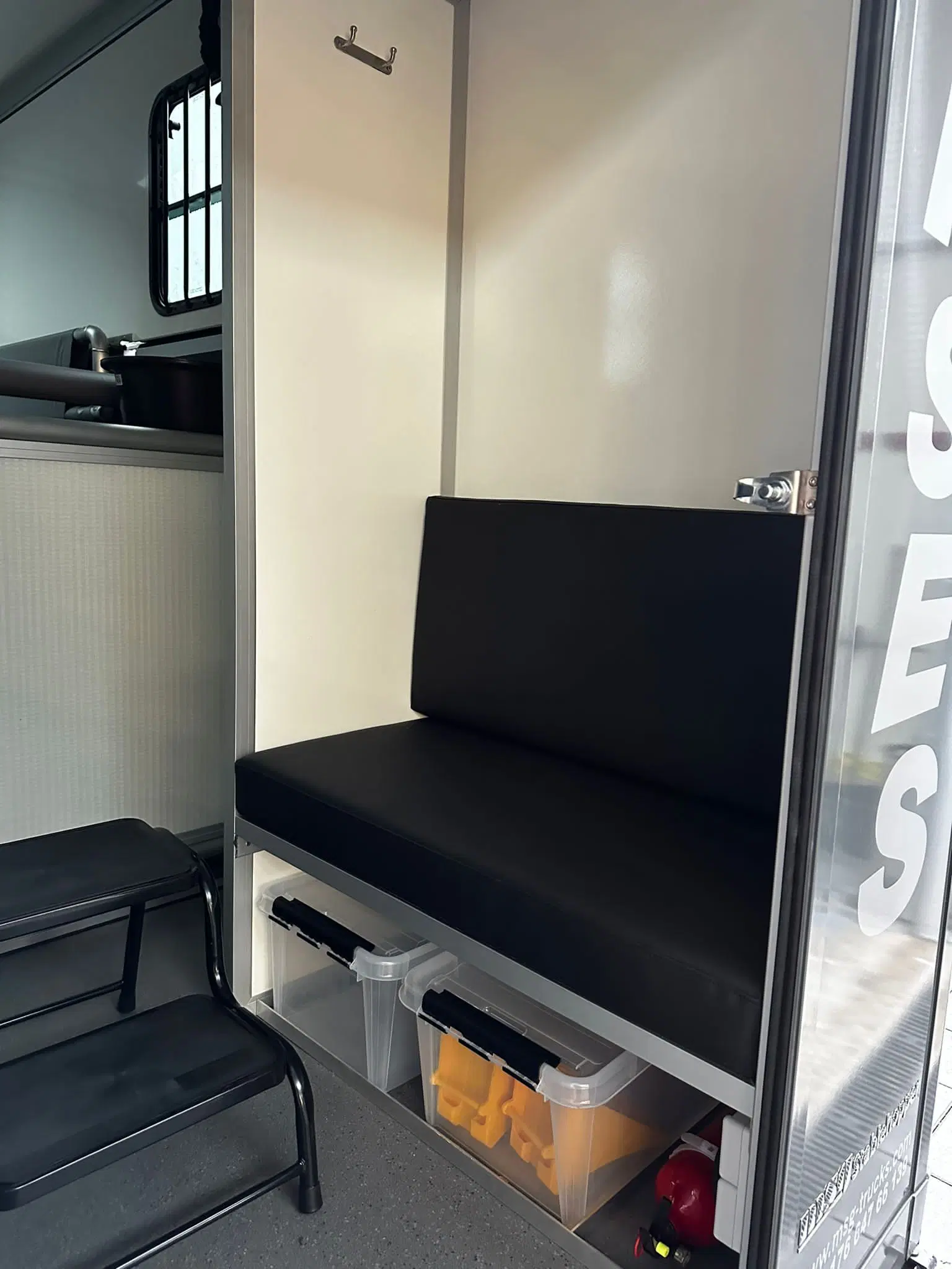 
								Hagstedt Stablehopper XXL mit Airbag im Pferdeabteil full									