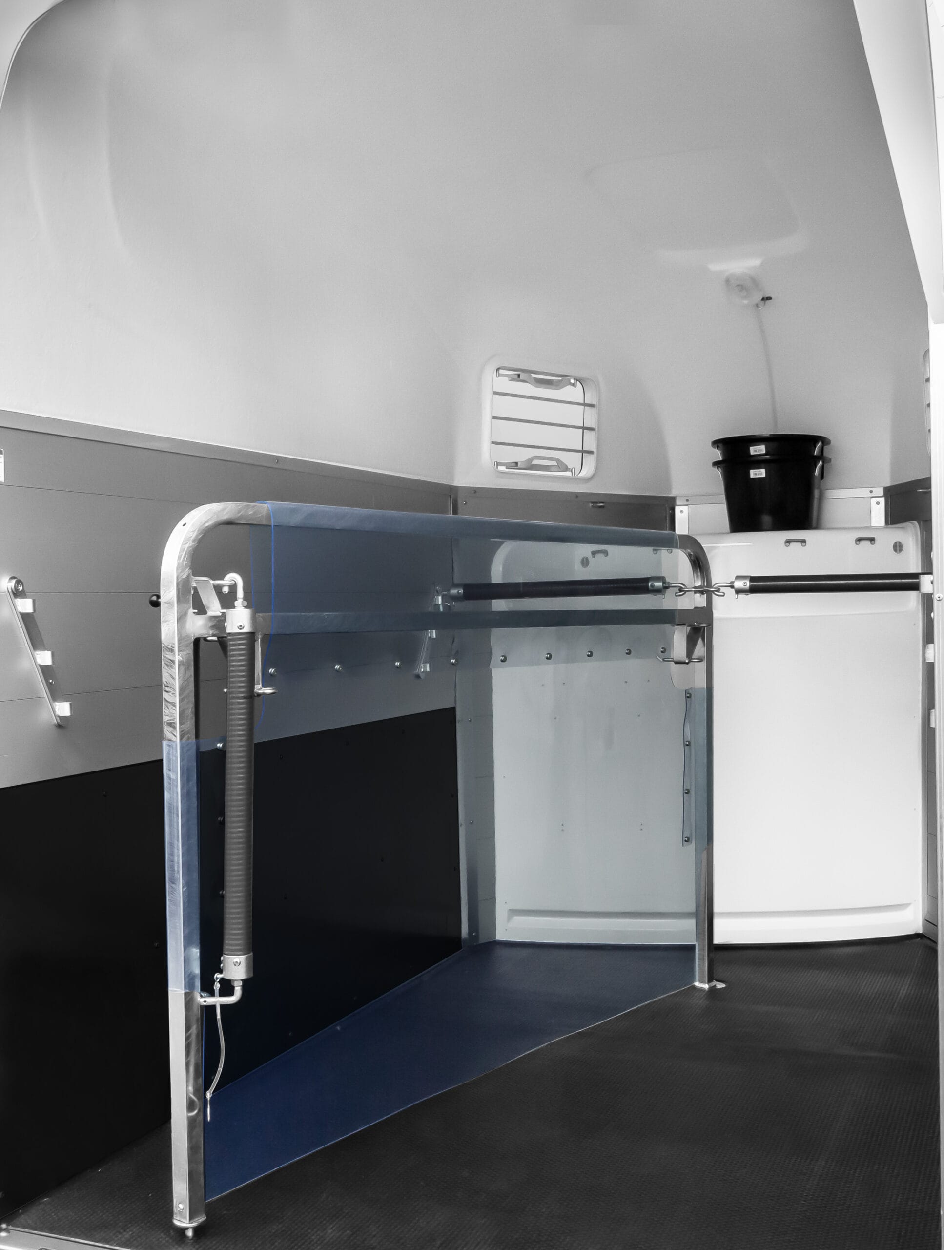 
								Humbaur Equitos Alu Plus 2000 mit Sattelkammer full									