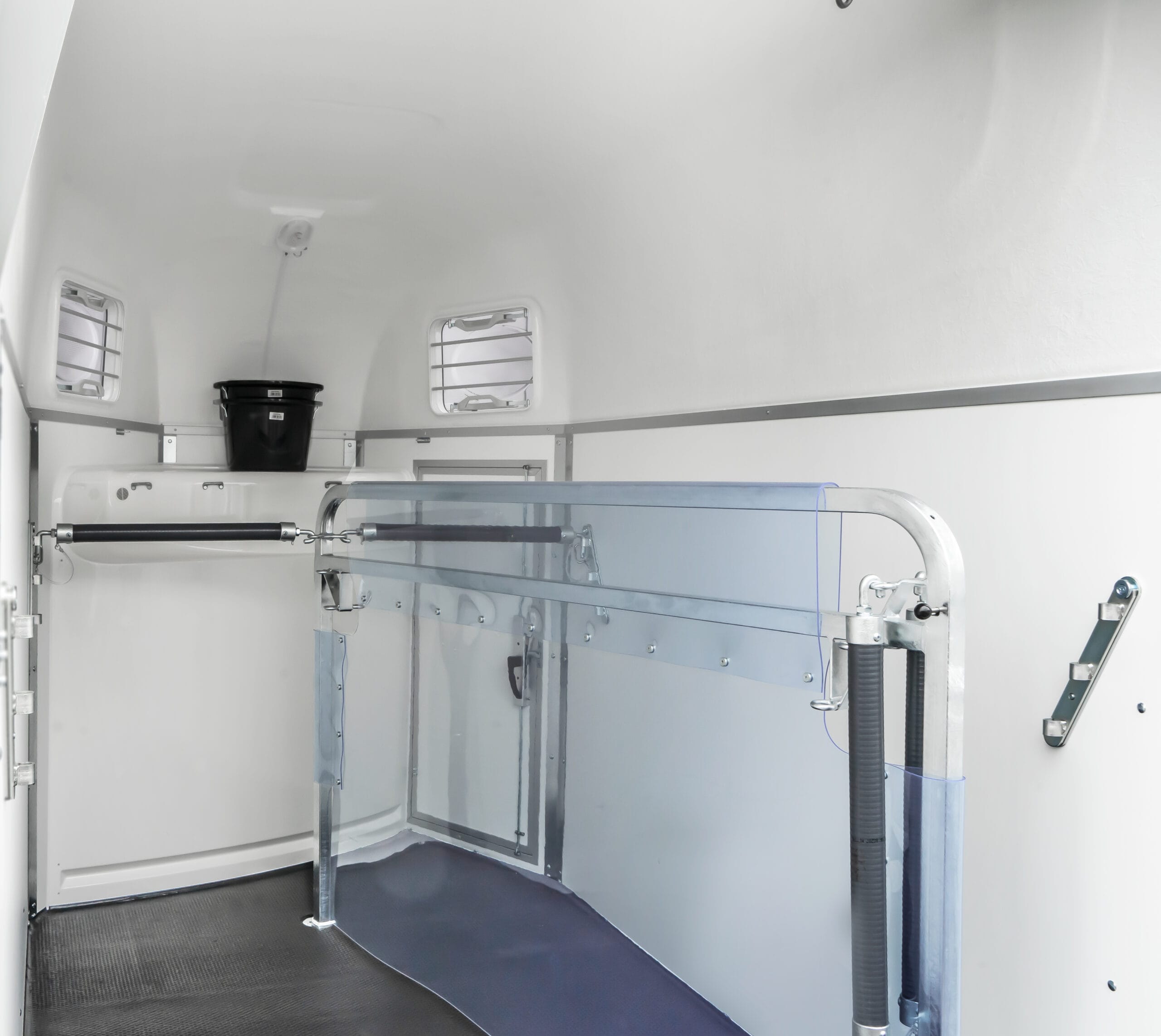 
								Humbaur Equitos Alu Plus 2400 mit Sattelkammer full									