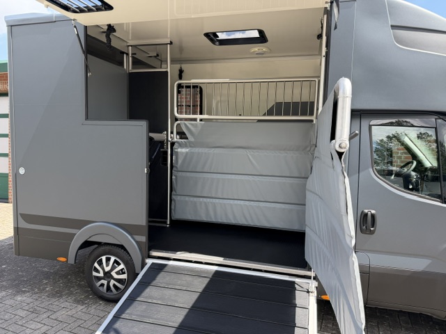 
								Hagstedt Stablehopper Iveco Hengstwagen full									