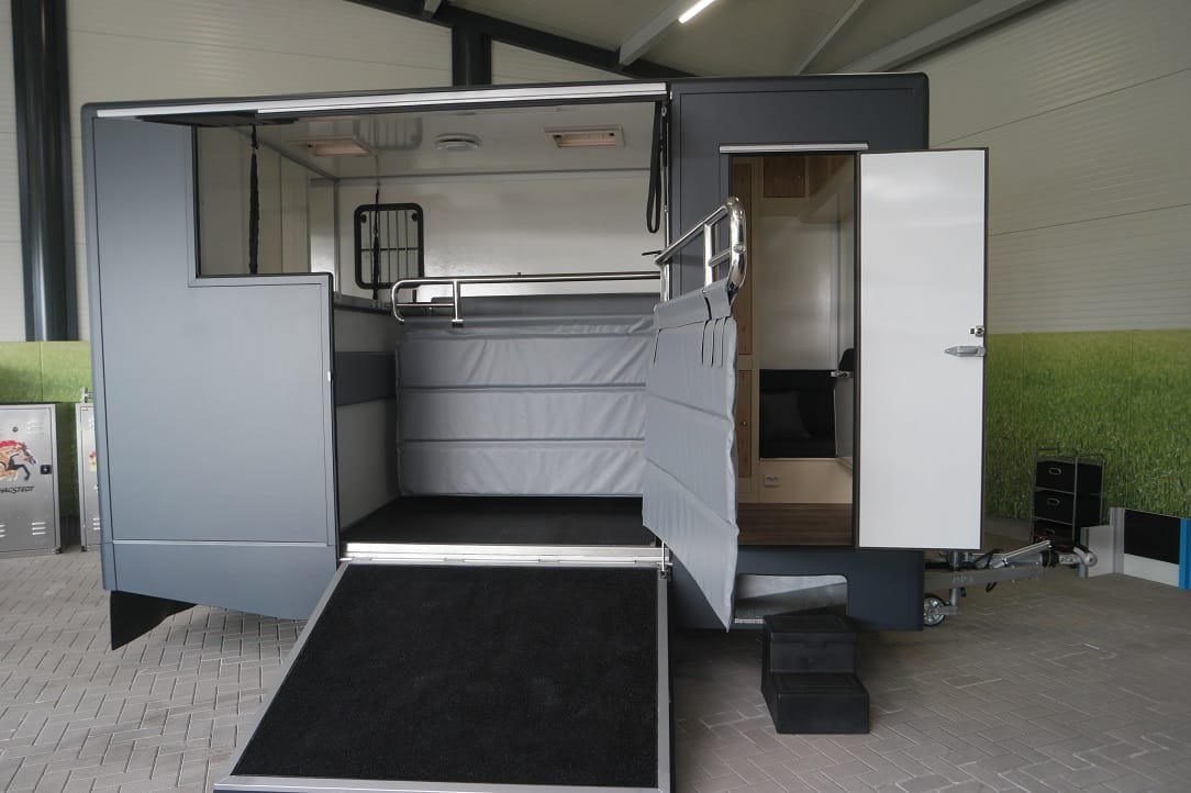 
								MSG-Zweipferdeanhänger full									