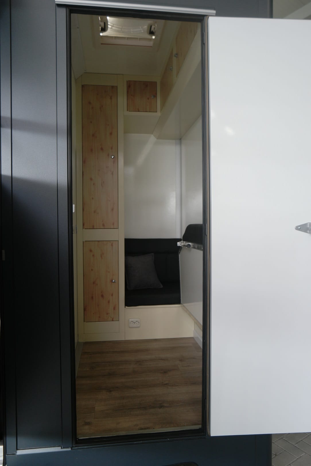 
								MSG-Zweipferdeanhänger full									