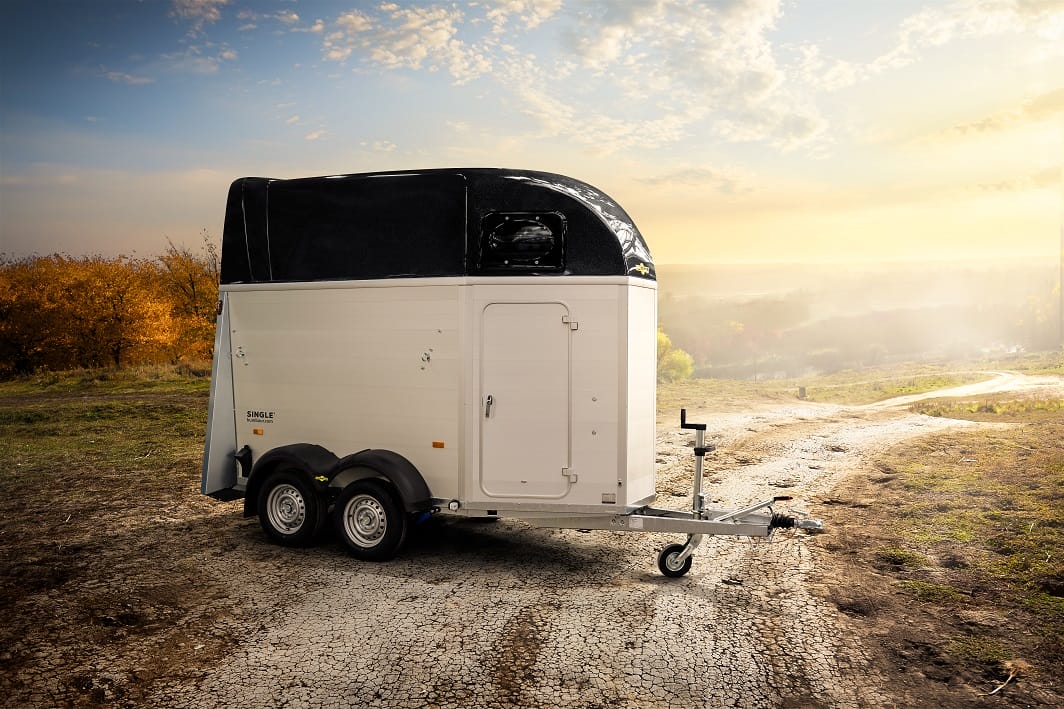 
								Humbaur Single Alu 1600 mit Sattelkammer full									