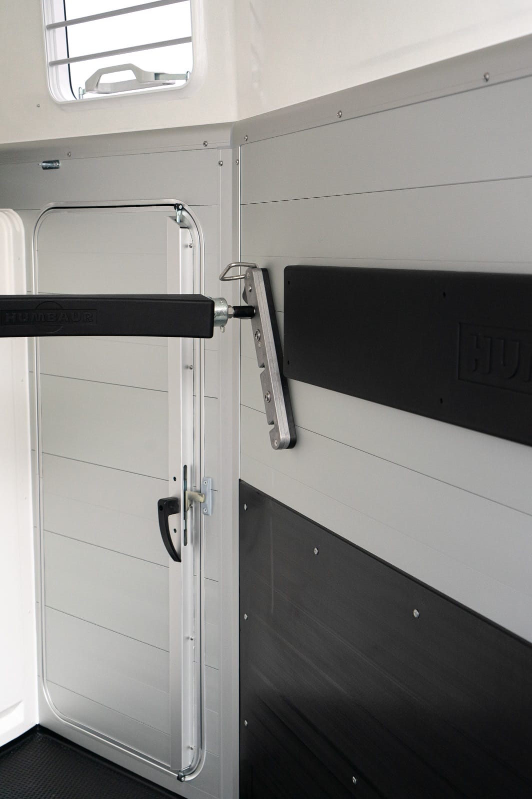 
								Humbaur Xanthos Aero 2400 mit Sattelkammer full									