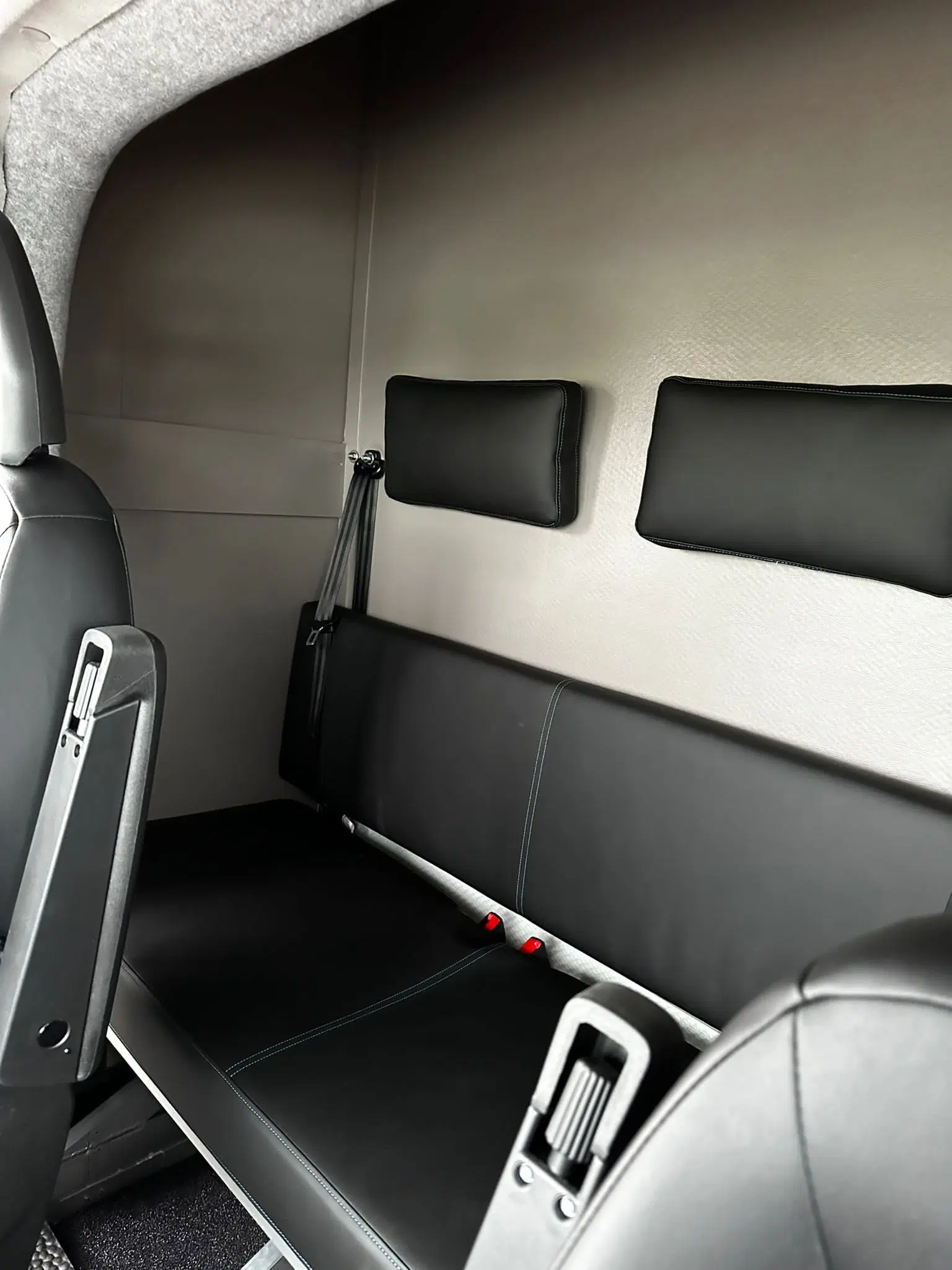 
								Hagstedt Stablehopper XXL mit Airbag im Pferdeabteil full									